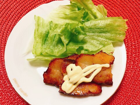 レタスで巻いて食べる焼き豚